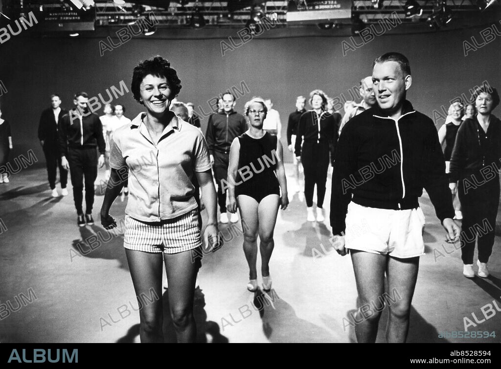 1963-10.. Utan bildtext. Not. Träna med TV Bengt Bedrup och Gun Hägglund 1963 Anm. Publ. i Etermediernas bok Uppspel sid.70, Tusen svenska klassiker s.98 persons: BENGT BEDRUP;GUN HÄGGLUND sites: SVERIGE.