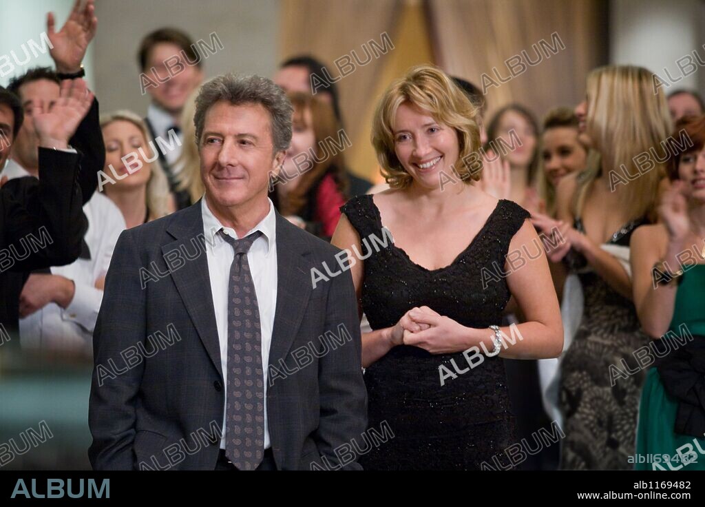 DUSTIN HOFFMAN and EMMA THOMPSON in LAST CHANCE HARVEY, 2008, directed by JOEL HOPKINS. Copyright OVERTURE FILMS/PROCESS PRODUCTIONS / SPARHAM, LAURIE.