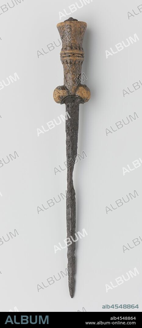 Two daggers, Kloten or kidney dagger, Damaged klot dagger. The handle has 2 ball-shaped protrusions. The handle is decorated with a simple scale pattern, Netherlands, anonymous, Nederlanden, c. 1475 - c. 1524, wrought iron (iron alloy), brass (alloy), copper (metal), wood (plant material), cutting, h 38.5 cm h 27.5 cm d 4.2 cm w 5.5 cm.