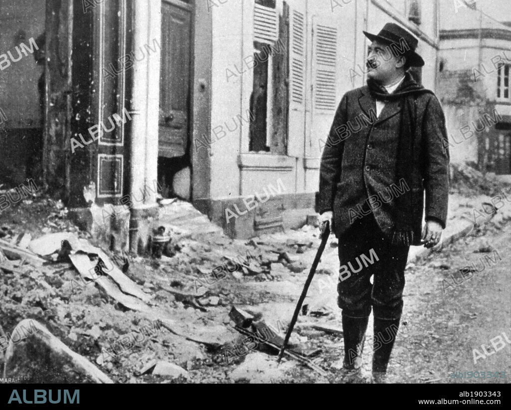 Vicente Blasco Ibañez (1867-1928). Novelista español, visitando las ruinas de la guerra en la ciudad de Reims, en 1915.