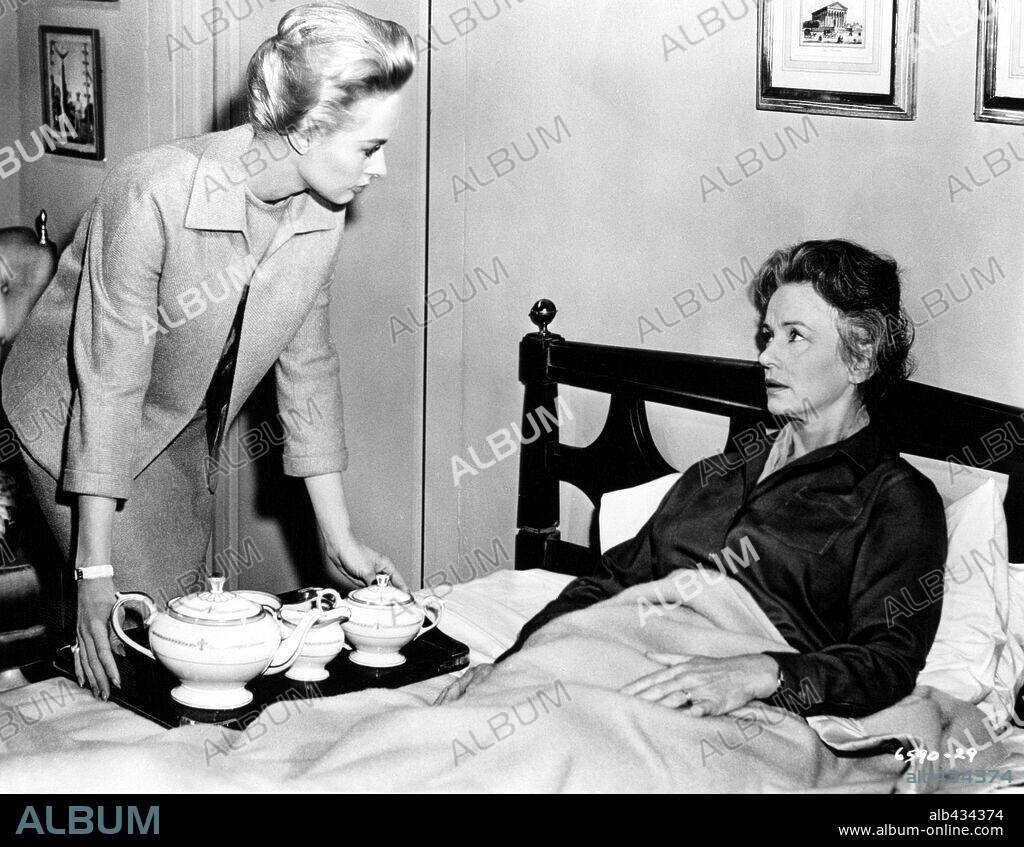 JESSICA TANDY y TIPPI HEDREN en LOS PÁJAROS, 1963 (THE BIRDS), dirigida por ALFRED HITCHCOCK. Copyright Alfred J. Hitchcock Productions.