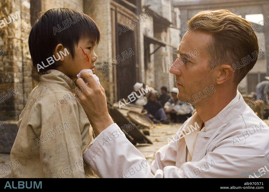 EDWARD NORTON in THE PAINTED VEIL, 2006, directed by JOHN CURRAN. Copyright WIP/ STRATUS FILM/BOB YARI PROD./CLASS 5 FILMS/COLLETON COMP.