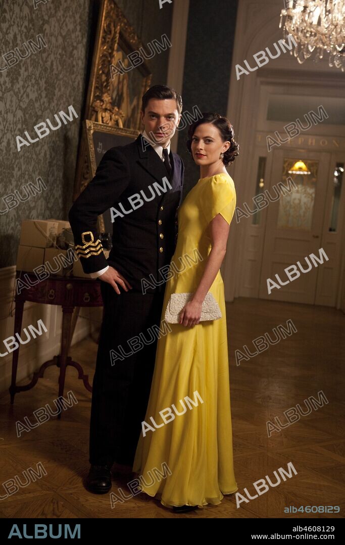 DOMINIC COOPER und LARA PULVER in MEIN NAME IST FLEMING. IAN FLEMING, 2014 (FLEMING, THE MAN WHO WOULD BE BOND). Copyright BBC AMERICA/ECOSSE FILMS/SKY ATLANTIC / Cortesía. season 1 episode 1.