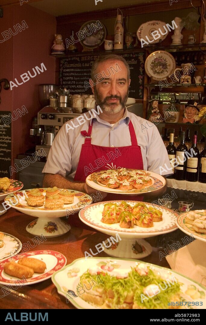 Donostia / San Sebastian; Bar "Bergara" (barrio de Gros / calle General Artetxe); Patxi Bergara (dueño) en la barra repleta de tapas / montaditos.