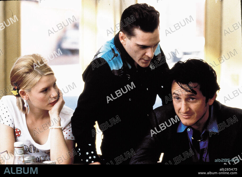 CLAIRE DANES, JOAQUIN PHOENIX and SEAN PENN in U TURN, 1997, directed by OLIVER STONE. Copyright PHOENIX PICTURES.