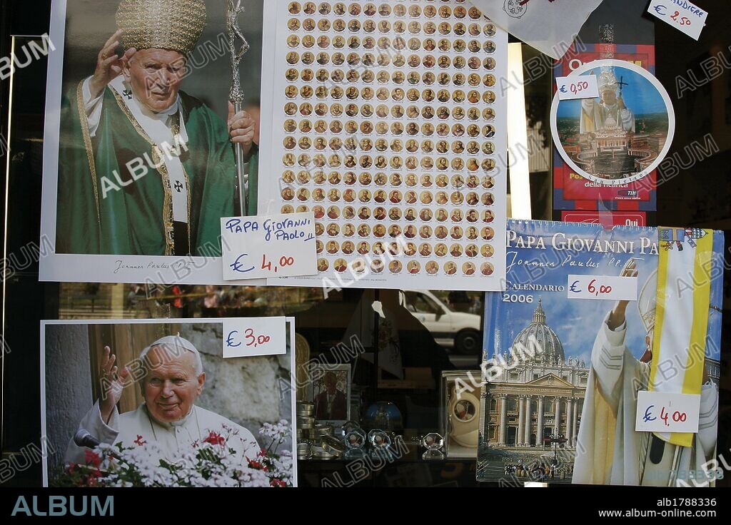 Venta de SOUVENIRS con la efigie del PAPA JUAN PABLO II (1920-2005) con motivo de su muerte. Ciudad de El Vaticano. Italia.