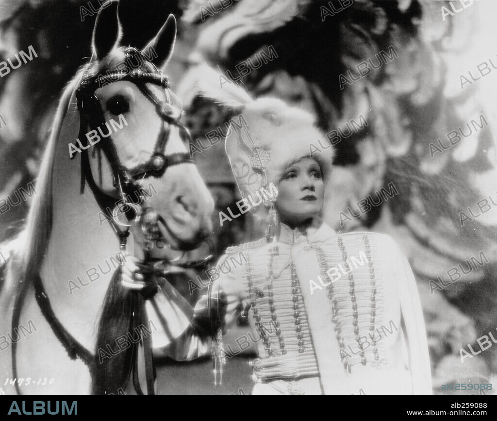 MARLENE DIETRICH in THE SCARLET EMPRESS, 1934, unter der Regie von JOSEF VON STERNBERG. Copyright PARAMOUNT PICTURES.