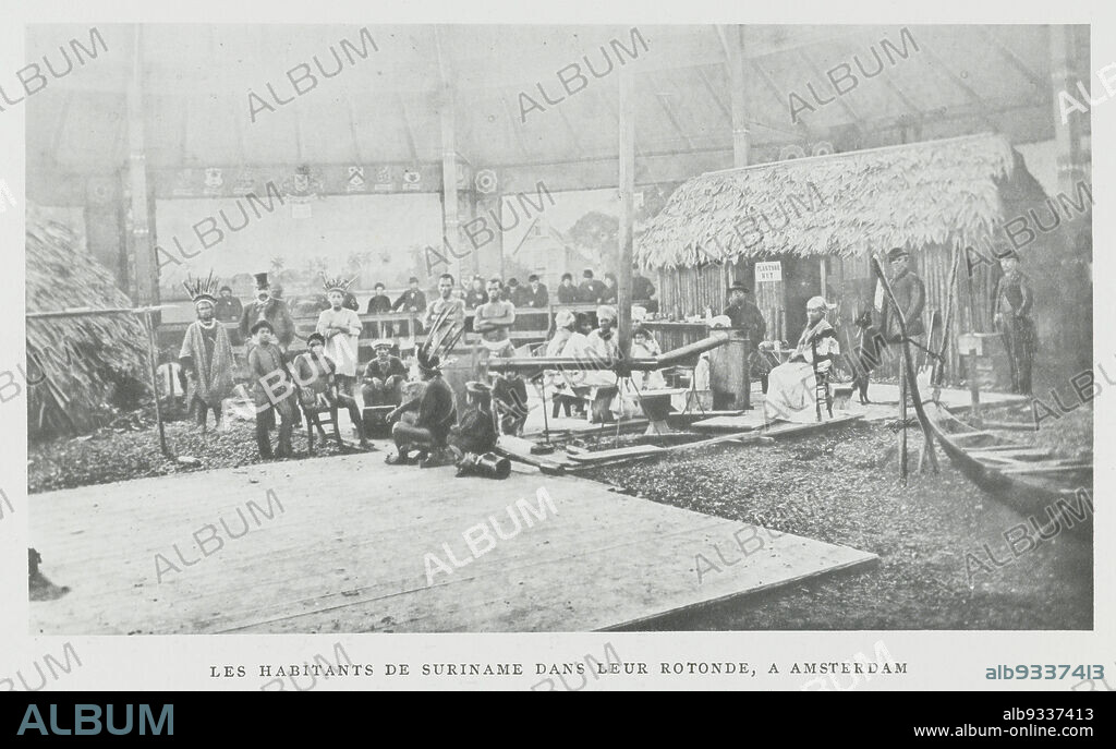Group portrait of Surinamese people exhibited at the Colonial Exhibition, Amsterdam 1883, Les Habitants de Suriname dans leur rotonde, à Amsterdam (title on object), A group of Surinamese people at a recreated house at the International Colonial and Export Trade Exhibition, Amsterdam 1883. They are viewed by Dutch visitors standing behind a balustrade., Friedrich Carel Hisgen (mentioned on object), Roche (mentioned on object), Amsterdam, 1883 - 1884, paper, collotype, height 93 mm × width 163 mm.