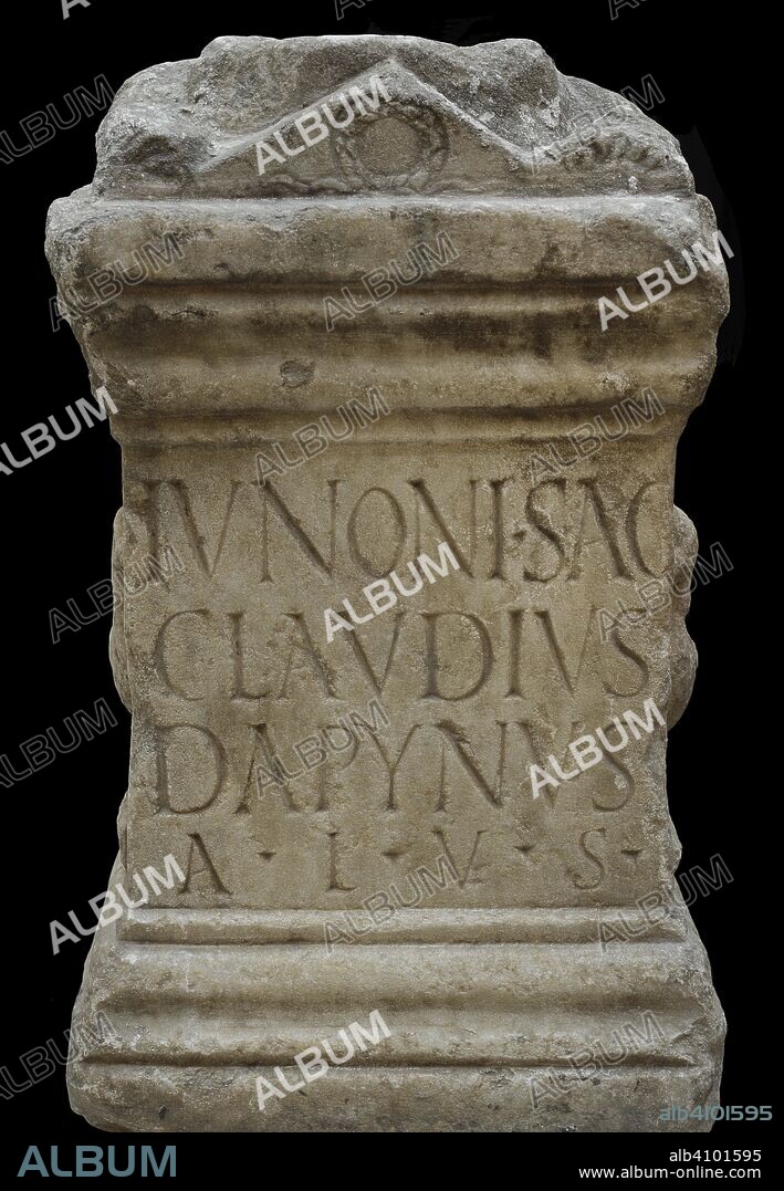 Ara consagrada a la Diosa Juno. Siglo I. Mármol. Procedente de Augusta Emerita (Mérida, provincia de Badajoz, Extremadura). Museo Arqueológico Nacional. Madrid. España.