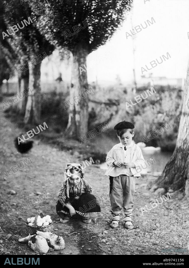 1933. Artistic Photographs "a stop on the Camino" by Mrs. María Villa San Cristobal de Miranda de Ebro (Burgos), prize in an important Contest - Approximate date.