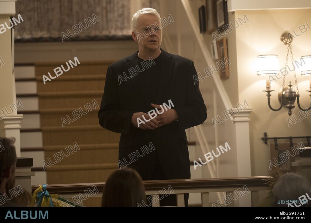 TIM ROBBINS en HERE AND NOW, 2018, dirigida por ALAN BALL. Copyright Your Face Goes Here Entertainment.