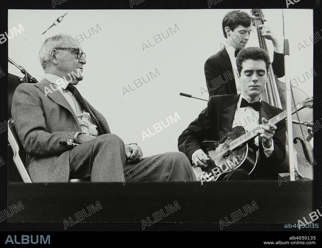 Benny Goodman watching Phil Flanigan (bass) and Chris Flory (guitar) play, Knebworth, Hertfordshire, 1982.