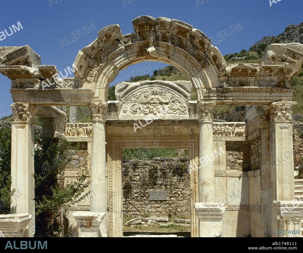 ARTE ROMANO. TURQUIA. TEMPLO DE ADRIANO. Situado en la Vía de los Curetos, fue construido y consagrado al emperador Adriano en el siglo II d. C. Dos columnas de orden corintio en la fachada del templo y dos pilares igualmente corintios a los lados, sostienen el frontón semicircular. EFESO.