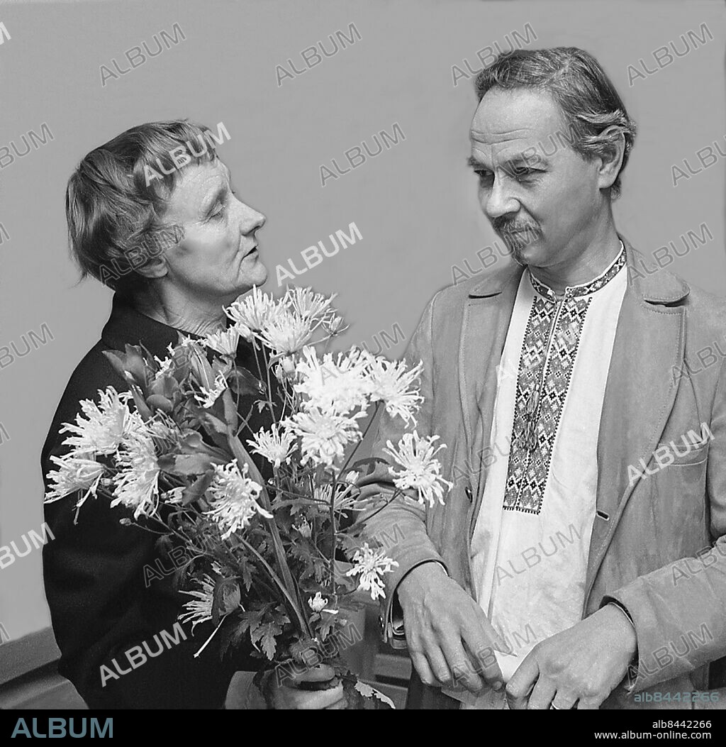 STOCKHOLM 1970-11-18. Författaren Lennart Hellsing (1919-2015) tar emot Astrid Lindgren-priset på 10.000 kr av barnboksförfattarinnan Astrid Lindgren. Foto: Olle Lindeborg / TT Historical / Kod: 1902.