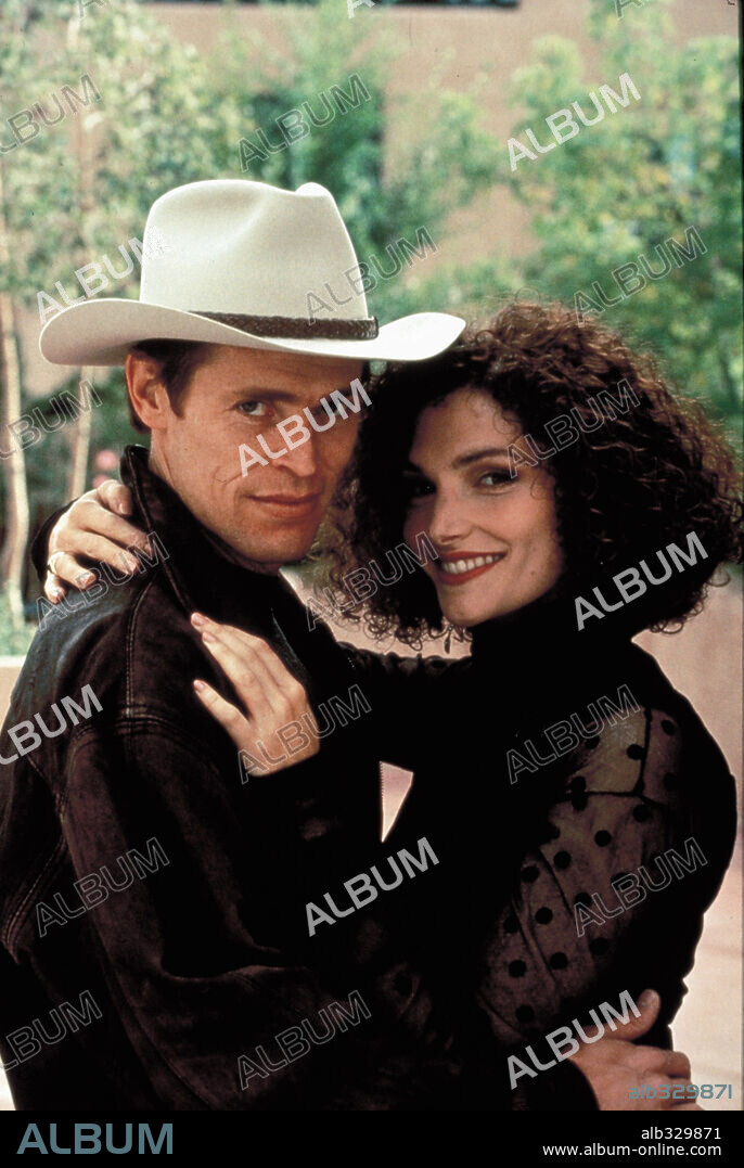 MARY ELIZABETH MASTRANTONIO und WILLEM DAFOE in WHITE SANDS, 1992, unter der Regie von ROGER DONALDSON. Copyright MORGAN CREEK/WARNER BROS.
