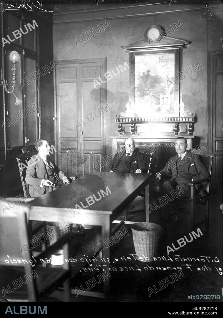 1927. D. Torcuato Luca de Tena, su hijo Juan Ignacio y Fernando Luca de Tena, en el despacho del fundador de Abc.