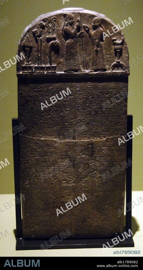 ARTE MESOPOTAMICO. BABILONIA. KUDURRU (estela) de caliza de MARDUK-ZAKIR-SHUMI I (850-819 a. C.), rey de la IX dinastía de Babilonia con inscripción en escritura cuneiforme. Exposición Babilonia. Museo del Louvre. París. Francia.