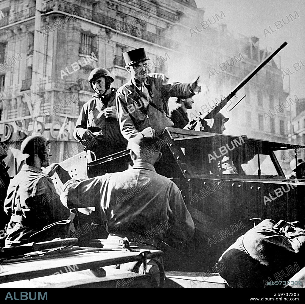 París, 25/08/1944. Jacques Philippe Leclerc, general de Francia, dirige la liberación de París durante la Segunda Guerra Mundial.