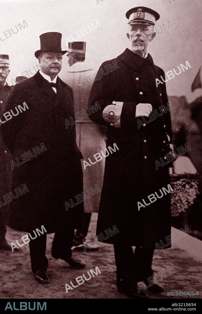 Photograph of King Gustav V of Sweden (1858-1950) with the Swedish Prime Minister Arvid Lindman (1862-1936). Dated 20th Century.