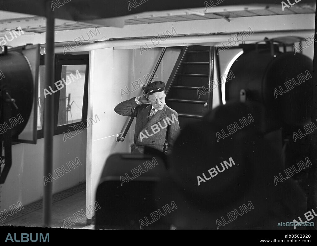 Göteborg 1931 - Fridolf Rhudin spelar in film i Göteborg ombord på det, för tillfället, utlånade fartyget Belgia från Antwerpen. Filmen hette Skepp Ohoj - *** Local Caption *** Låda: Krep 2009-02. THURE CRISTIANSSON.