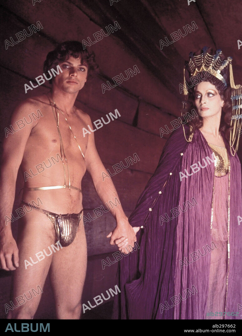 HIRAM KELLER and capucine in FELLINI SATYRICON, 1969 (SATYRICON), directed by FEDERICO FELLINI. Copyright PRODUZIONI EUROPEE ASSOCIATI.
