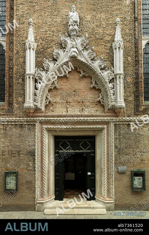 Venice / Venezia (Veneto, Italy), Sestiere San Marco, Church / Chiesa di Santo Stefano. (built around 1300 - 1374), Portal (built in 1442, architect and sculptor: Bartolomeo Bono). - View of the portal. - Photo, 2010.