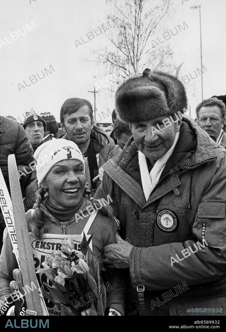 ARKIV 1981 - Mora-Nisse Karlsson gratulerar Meeri Bodelid som segrade i det första officiella Vasaloppet för kvinnor. Bodelid åkte de 89 kilometrarna en timma långsammare än herrsegraren. Foto: Rolf Söderberg Kod: 63 . COPYRIGHT SCANPIX SWEDEN.