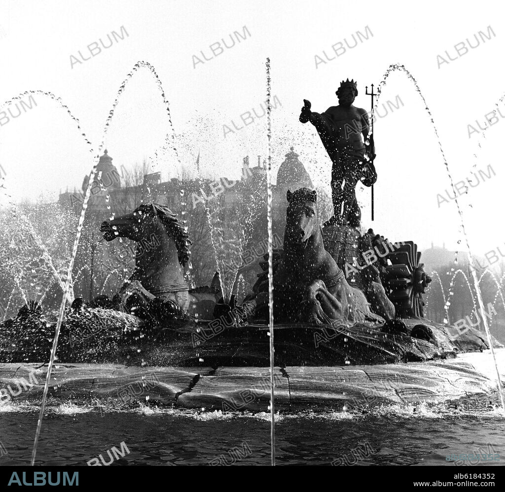 JUAN PASCUAL DE MENA. FUENTE DE NEPTUNO CONSTRUIDA ENTRE 1780 Y 1784 - NEOCLASICISMO ESPAÑOL - FOTOGRAFIA EN BLANCO Y NEGRO - AÑOS 60.