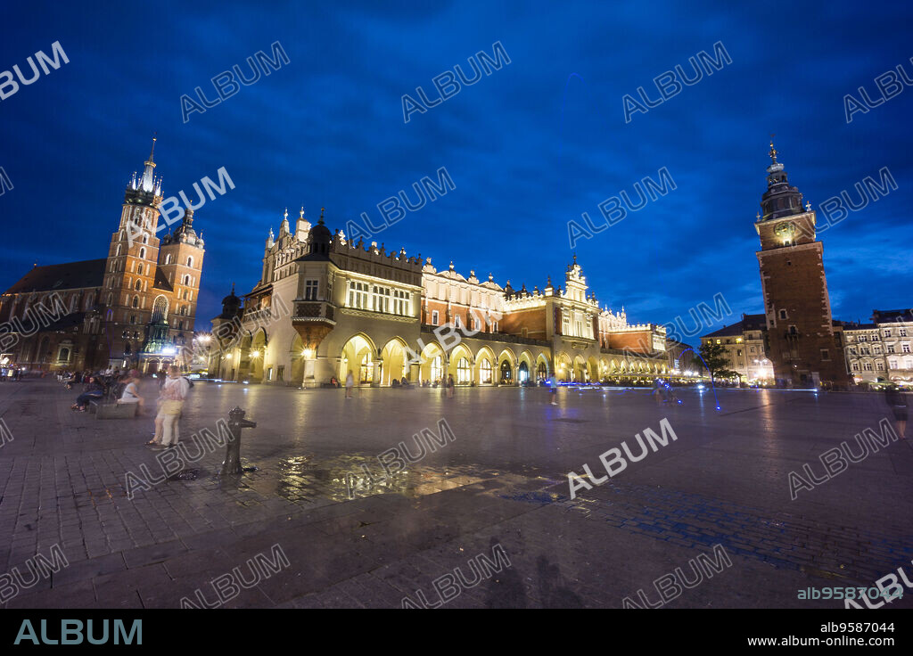 lonja de los Paños o Sukiennice edificio renacentista y basilica gotica de Santa Maria, Rynek Gówny , plaza del mercado, Cracovia , voivodato de Pequeña Polonia,Polonia, eastern europe.