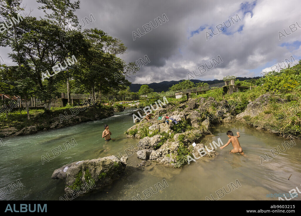 lavando la ropa en el rio Cuatro Chorros, . Lancetillo, La Parroquia, zona Reyna, Quiche, Guatemala, Central America.