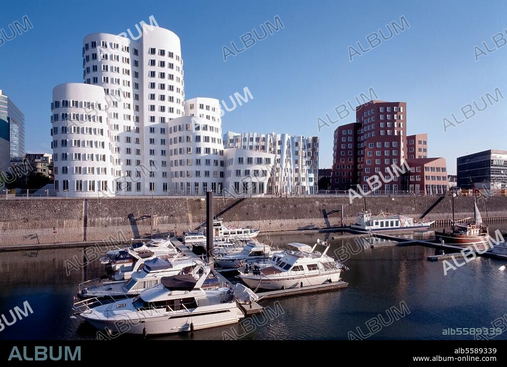Düsseldorf, Medienhafen / Zollhof von Frank O. Gehry © Florian Monheim Format / Filmsize: 6 × 9 cm.