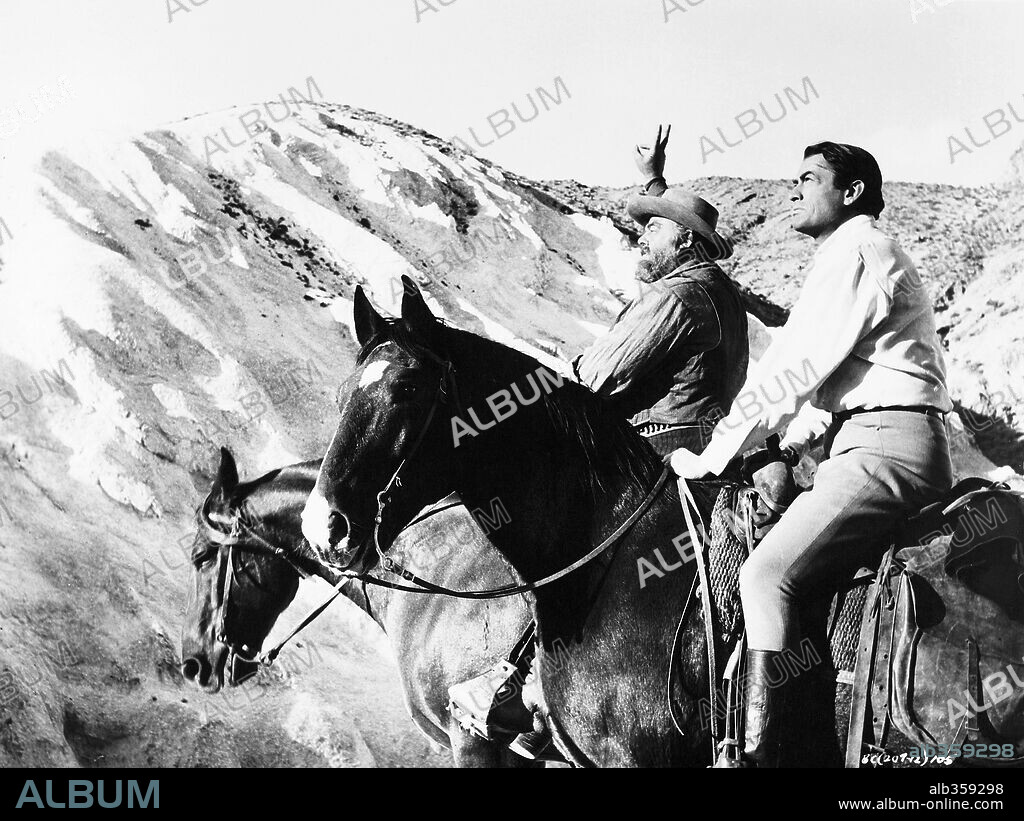BURL IVES and GREGORY PECK in THE BIG COUNTRY, 1958, directed by WILLIAM WYLER. Copyright UNITED ARTISTS.