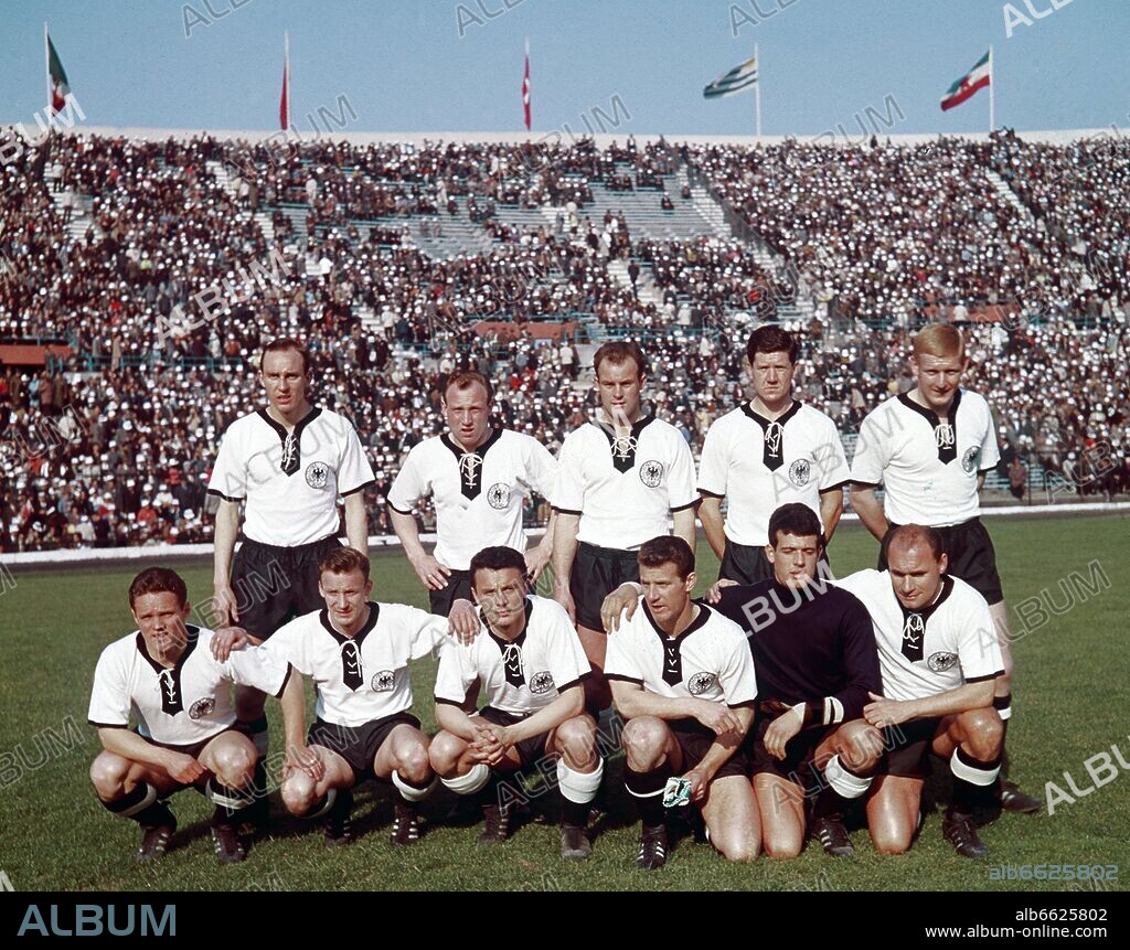 Albert Bruells, Albert Brülls, Engelbert Kraus, Hans Nowak, Hans schäfer, Herbert Ehrhardt, Horst Szymaniak, Karl-Heinz Schnellinger, HANS SCHAEFER, Uwe Seeler, Willi Giesemann, Willy Schulz and Wolfgang Fahrian. Prior to their preliminary group game against host Chile the German national team assembles for a team photo in front of 67,200 spectators at National Stadium in Santiago de Chile, Chile on 6 june 1962. Germany won the game 2-0 against Chile.  Pictured are: (standing, from left to right) Willy Schulz, Uwe Seeler, Willi Giesemann, Horst Szymaniak, Karl-Heinz Schnellinger, (crouching, from left to right): Albert Bruells, Engelbert Kraus, Hans Nowak, Hans Schaefer, Wolfgang Fahrian, Herbert Ehrhardt. 06/06/1962