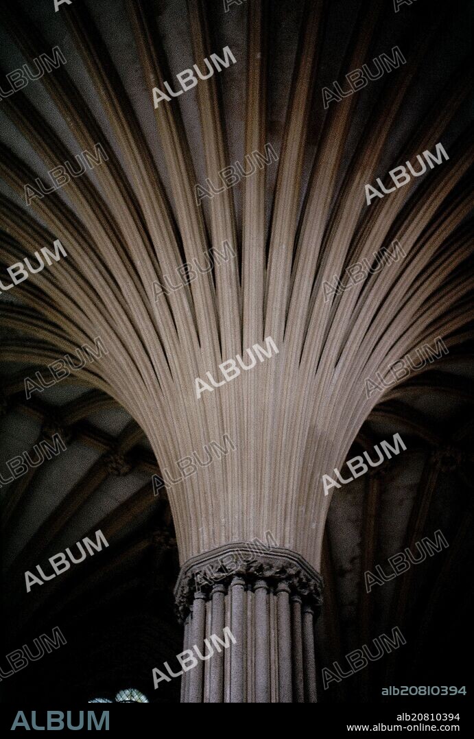 INTERIOR-VISTA DE LA BOVEDA EN ABANICO-GOTICO INGLES.