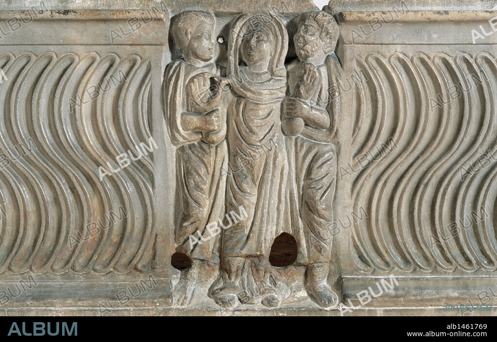 ARTE PALEOCRISTIANO. ESPAÑA. SARCOFAGO ESTRIGILADO de mármol blanco, decorado con escenas del NUEVO TESTAMENTO. Detalle del relieve central con la representación de una figura femenina rodeada de dos masculinas. (s. IV d. C.). Procedente de Barcelona. Museu d'Arqueologia de Catalunya. Barcelona.