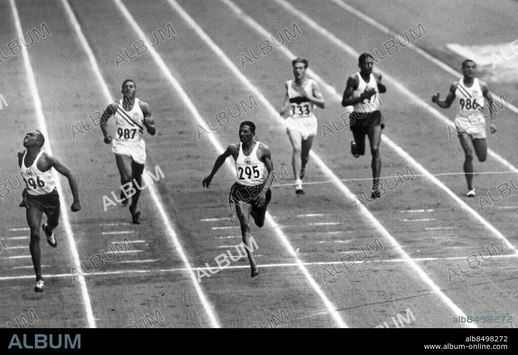 FINLAND HELSINGFORS 1952-07-25.. Löparna springer i mål i finalen på 400 m. vid de olympiska sommarspelen 1952. Från vänster ses George Rhoden (Jamaica), vinnare, Ollie Matson (USA), trea, Herb McKenley (Jamaica), tvåa, Haas (Västtyskland), Arthur Wint (Jamaica) och Mal Whitfield (USA).. Foto: Olympia-Kuva / AB Text & Bilder / SVT / Kod: 5600. Finsk originalbildtext.. Engelsk originalbildtext.. Mapp: 400 m (O.S. -52) I:286D. Vinnare Segrare.