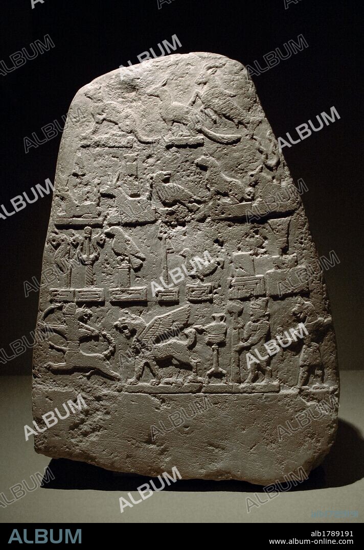 ARTE MESOPOTAMICO. EPOCA CASITA. KUDURRU de la primera mitad del s. XII a. C. Estela en piedra calcárea decorada con relieves de símbolos divinos. En las franjas superiores aparecen ANIMALES Y CRIATURAS FANTASTICOS y en la franja inferior un CENTAURO TIRANDO EL ARCO, DRAGON-LEON, LAMPARA CON SOPORTE (Símbolo de Nusku), HOMBRE-TORO CON ESTANDARTE y un HOMBRE-LEON. Procede de Merkes. Babilonia. Exposición Babilonia. Museo del Louvre. París. Francia.