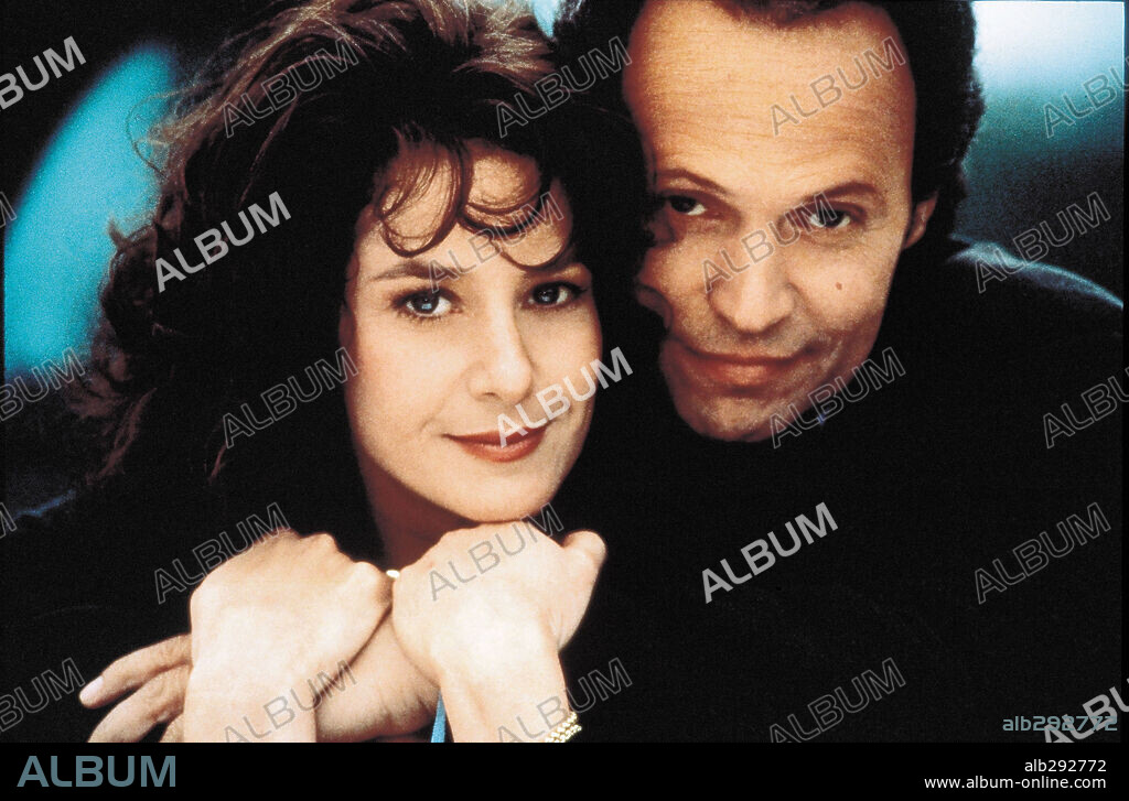 BILLY CRYSTAL and DEBRA WINGER in FORGET PARIS, 1995, directed by BILLY CRYSTAL. Copyright CASTLE ROCK ENTERTAINMENT.