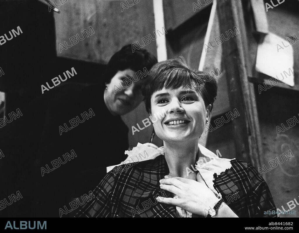 STOCKHOLM 1962-02.. Orig. bildtext... HARRIET ANDERSSON 1962 Anm. Sminkös Maskör Dekor Rutig Morgonrock Armbandsur Leenden Anm. Filmen Siska - en kvinnobild hade premiär 1962, regi Alf Kjellin Stetoskop Blicken Skådespelare Sminkös Maskör Dekor Rutig Morgonrock Armbandsur Leenden Publ. RIR 50/73 Se även bildid: 820539, 821372 persons: BRITT FALKEMO;HARRIET ANDERSSON sites: STOCKHOLM;SVERIGE.
