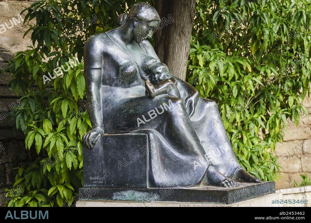 Maternidad, bronce,1940, Autor: Màrius Vives, Localización: Passeig Dalt Murada, Mallorca, islas baleares, Spain.