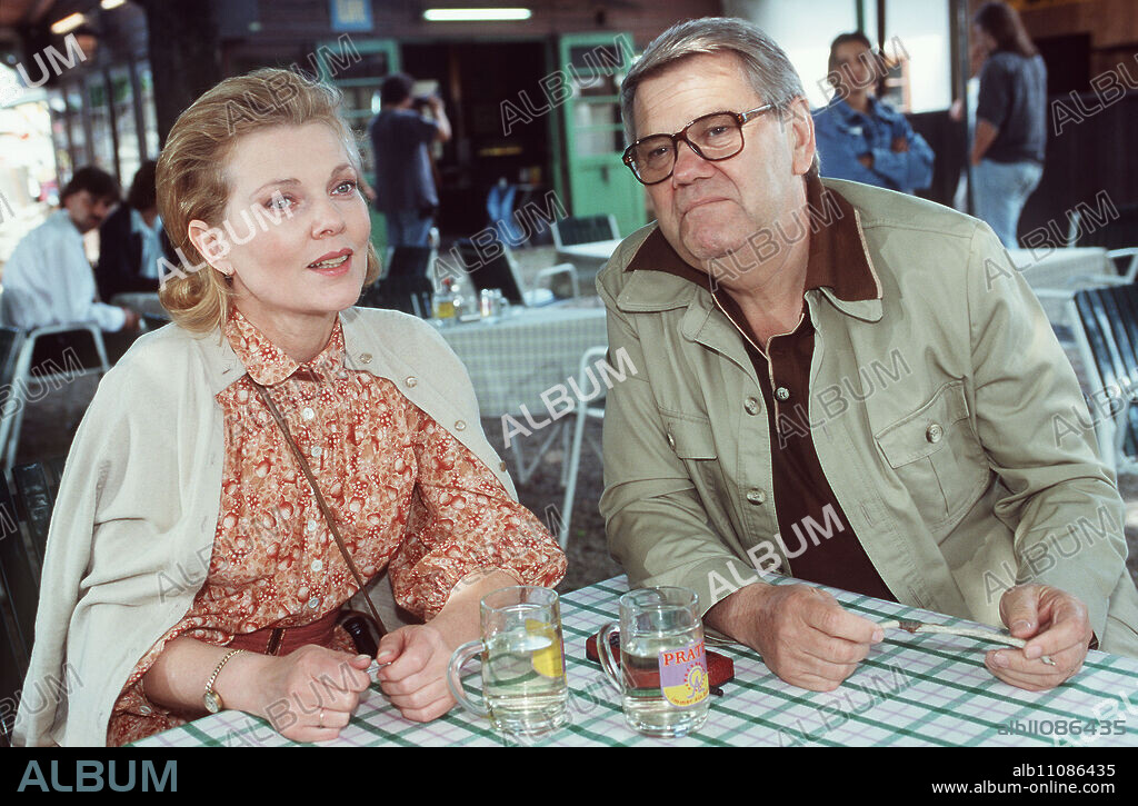 qualtingers vienna - Scene with CORNELIA KÖNDGEN (Ute) and RUDOLF BUCZOLICH (Pitsch) Director: Harald Sicheritz / Title: QUALTINGERS VIENNA / Austria 1997.