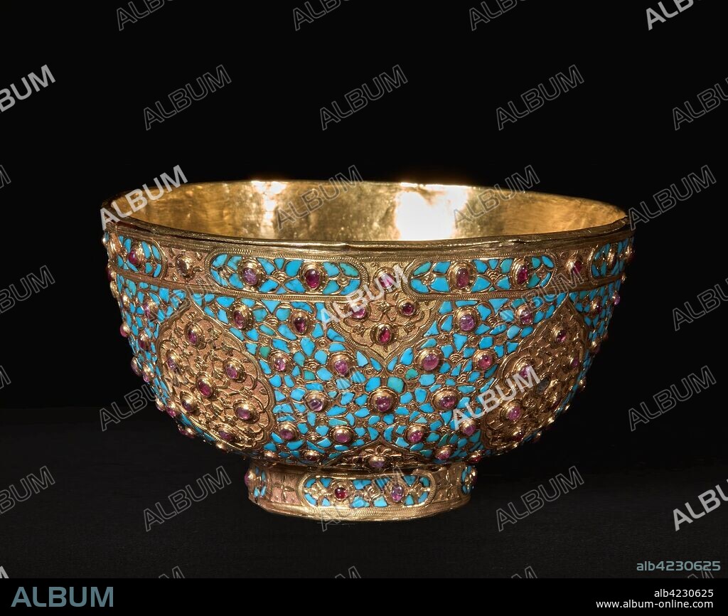 TALLER MOGOL, TALLER OTOMANO, MUGHAL WORKSHOP y OTTOMAN WORKSHOP. Taller Mogol; Taller otomano / 'Taza de oro con turquesas y rubíes'. 1580 - 1630. Oro, Rubí, Turquesa.