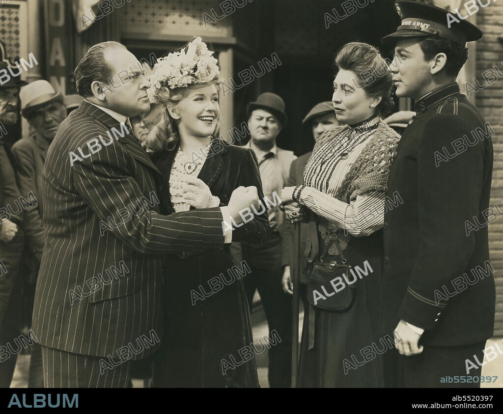 Edward Arnold (1890-1956), actor de cine estadounidense, Dorothy Patrick (1921-1987), actriz canadiense, Aline MacMahon (1899-1991), actriz estadounidense, y Cameron Mitchell (1918-1994), actor estadounidense.