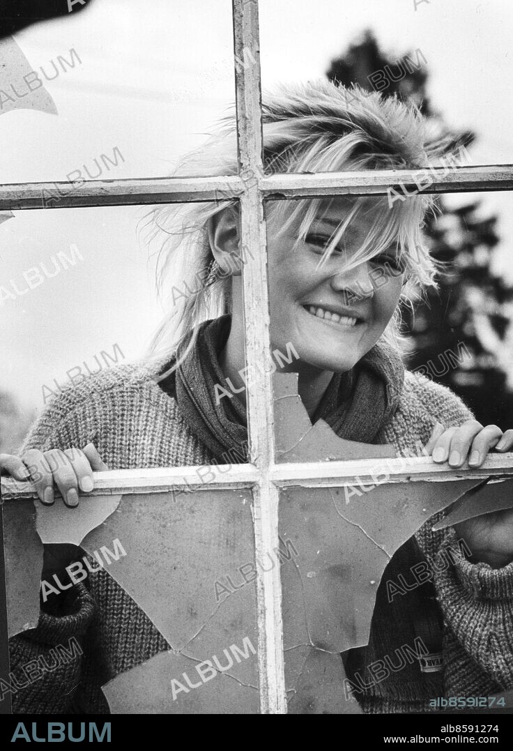 ARKIV 1984 - Efter ett års semester åker sångerskan Eva Dahlgren nu på en två månader lång turné. - Jag har varit borta länge och det känns skönt att få möta publiken igen. Foto: Annchi Erikes Kod: 56 . SCANPIX SWEDEN.