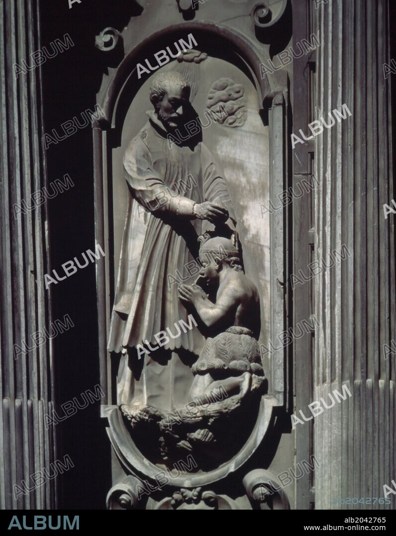 San Francisco Javier (1506-1552) bautizando un indio, detalle del portal del Colegio Universitario de Granada, España, siglo 16 (1590).