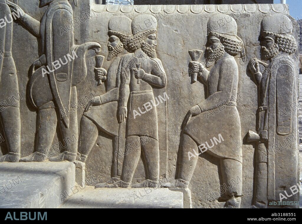 PERSEPOLIS. Relieves escultóricos de las escalinatas de LA APADANA (SALON DE RECEPCIONES DE DARIO), en los que se narran los fastos del Año Nuevo. Detalle de los relieves de la escalera del "TRIPILON", con los DIGNATARIOS DIRIGIÉNDOSE A LA FIESTA DE NORUZ. EPOCA DE DARIO I (522-486 a. C.) y JERJES I (486-465 a. C.). República Islámica de Irán.