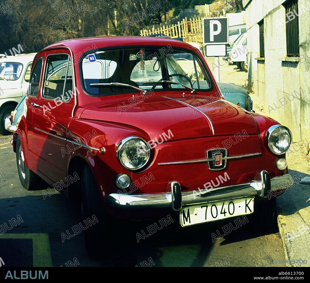 COCHE SEAT 600E COLOR ROJO - FOTO AÑOS 70.