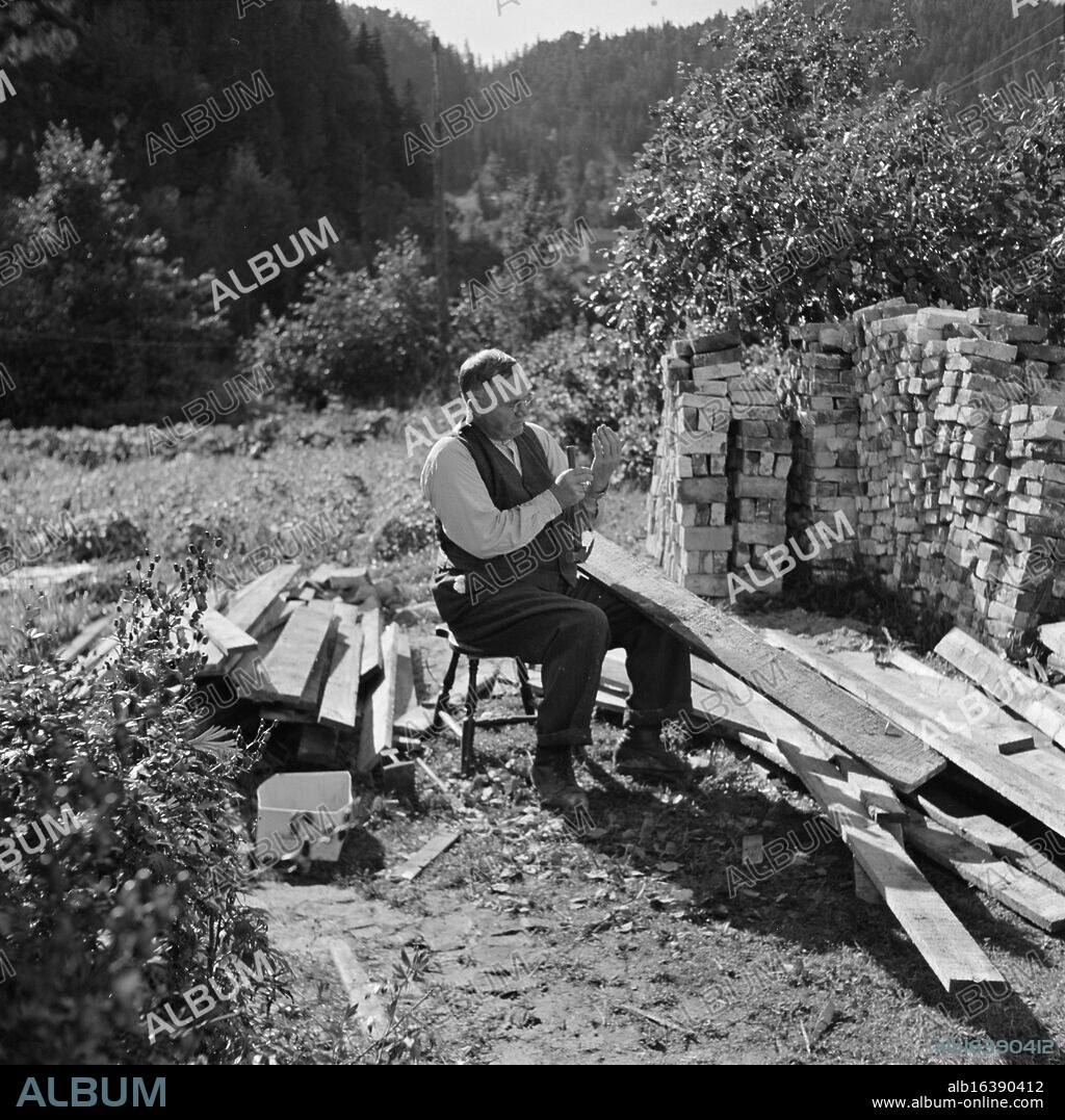 Current 18-1949: Old man Nygårdsvold turns 70. Former Prime Minister Johan Nygårdsvold turns 70 on 6 September 1949. He has retired to his home in Hommelvik and spends his time renovating the house. - Placed in the sun grill just outside the outhouse, he is at his best. "But the sun hardly shines in Trøndelag this year," he says. "It looks like the whole village is going to float away, that's how it's raining". Photo; Per Bratland / Aktuell / NTB. ***PHOTO NOT IMAGE PROCESSED***.