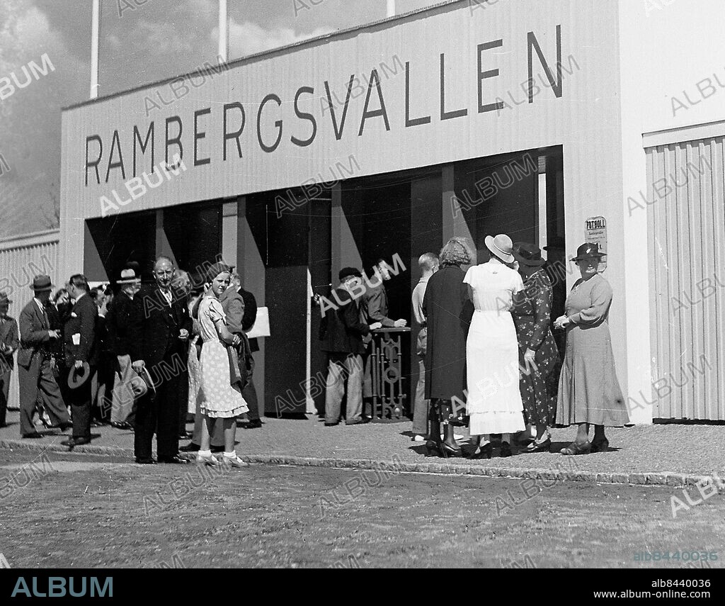 Rambergsvallen invigs 1935-05-18 - . BK Häcken spelade här sin första match år 1944. Lördagen den 25/10)spelade laget för sista gången på denna arena.. *** Local Caption *** GT Låda 1935 september 01. KAMERAREPORTAGE.