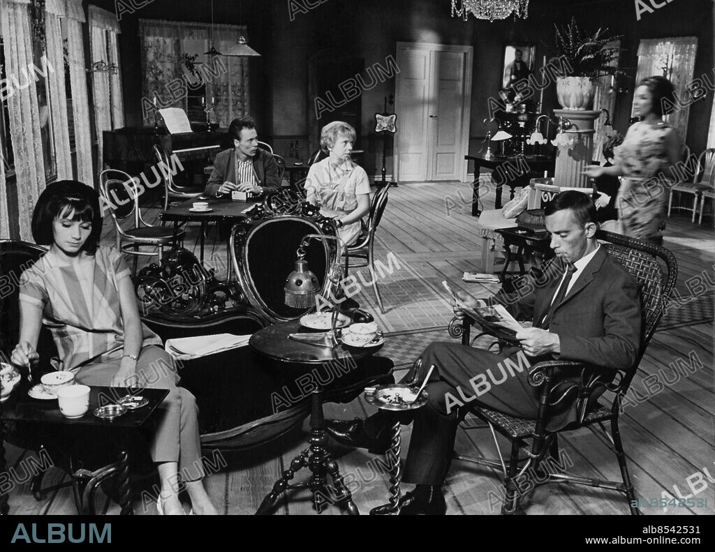 1963.. Orig. bildtext... TV Societetshuset 1963 TV teater Socitetshuset Monica Nielsen Catrin Westerlund Agneta Prytz Jan Olof Strandberg Sven Eric Gamble Ernst Hugo Järegård Leif Hedberg Sture Ericson John Harrysson Helge Hagerman Ulla Axelson Hans Strååt. Anm. Kriminalserie av Kerstin Ekman i regi av Hans Lagerkvist Sänt första gången Skådespelare Publ i Dramat i tv-soffan s.118 CD271 persons: LEIF HEDMAN;SVEN ERIC GAMBLE;AGNETA PRYTZ;MONICA NIELSEN sites: SVERIGE.